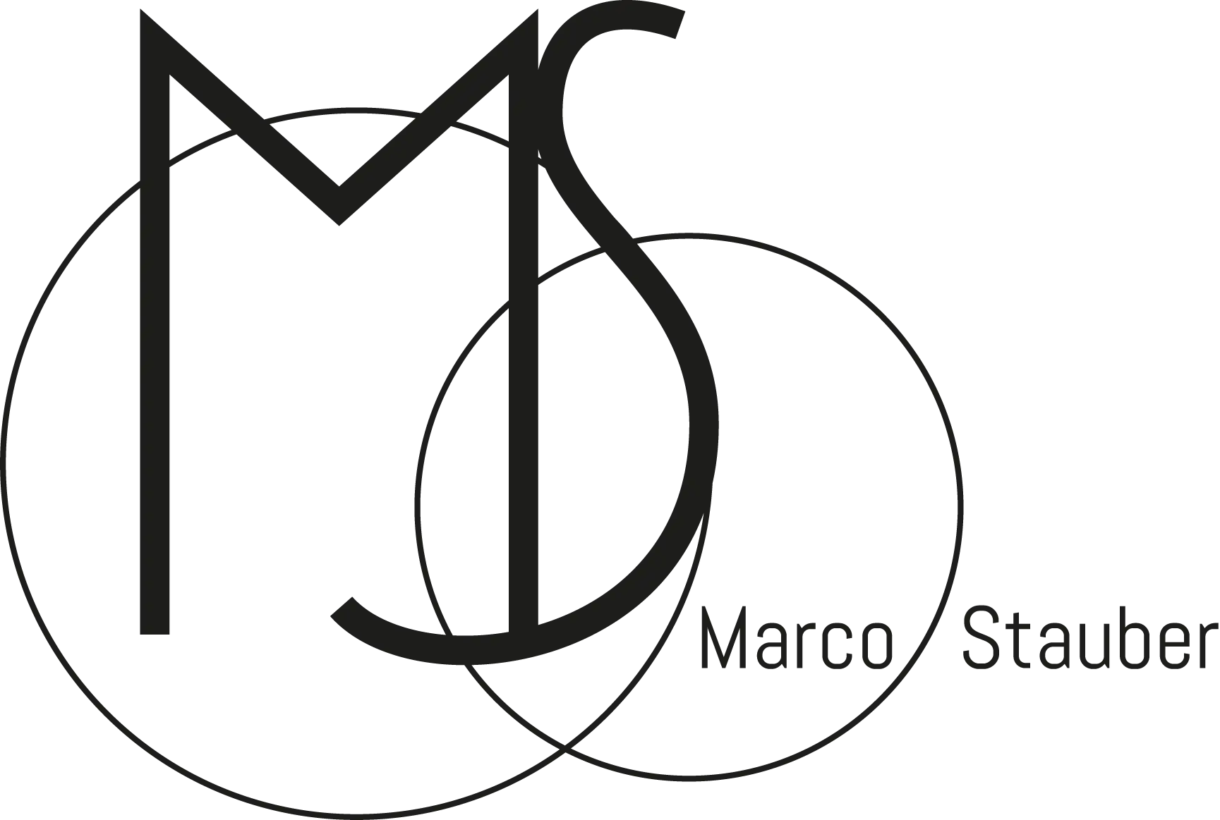 Freigestelltes Logo „Marco Stauber“: schwarzes Monogramm „MS“ mit zwei sich überlappenden Kreisen und rechts stehender Wortmarke „Marco Stauber“ auf transparentem Hintergrund.