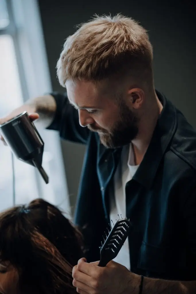 Marco Stauber föhnt mit Rundbürste – organischer Damenhaarschnitt im natürlichen Fall, Friseursalon Röthenbach (Farbfoto)