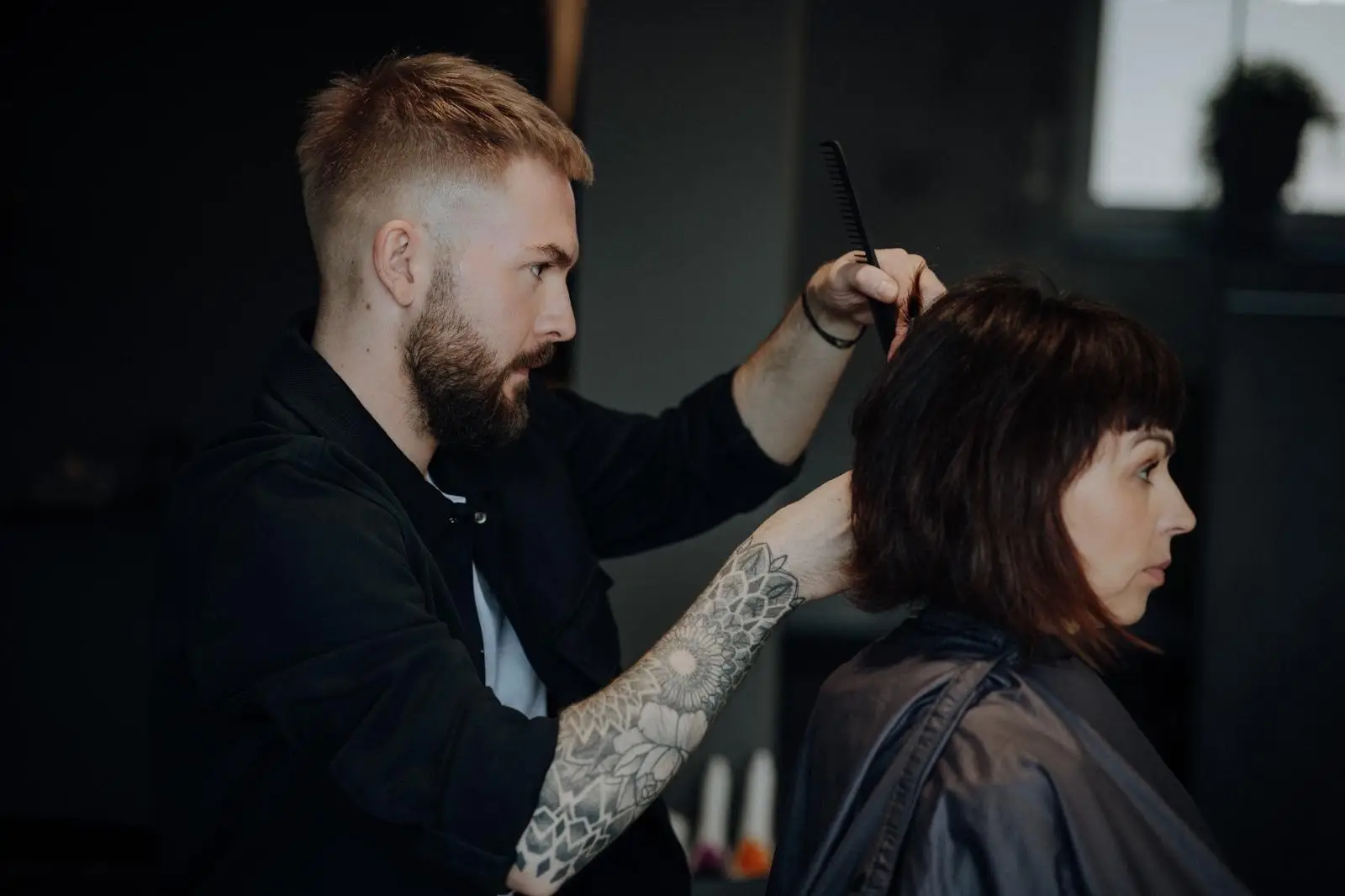 Marco Stauber beim organischen Damenhaarschnitt – natürlicher Fall nach Wuchsrichtung, Friseursalon Röthenbach